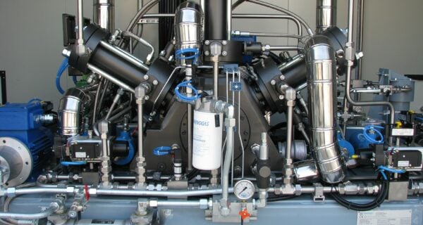 Siirrettävyyden helpottamiseksi biometaani tai maakaasu kompressoidaan eli paineistetaan.