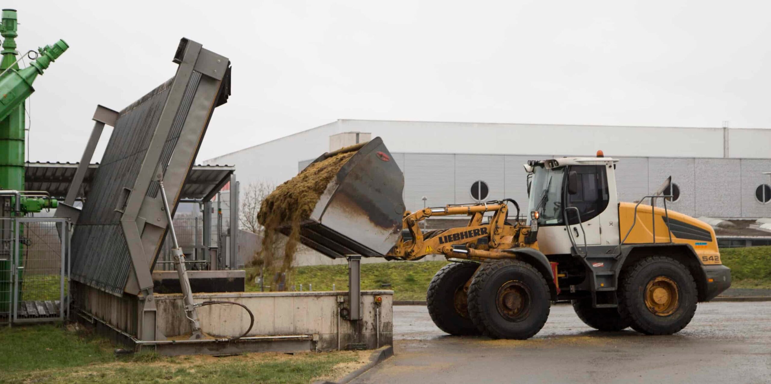 Biokaasulaitos: syötteiden esikäsittelylaitteisto.